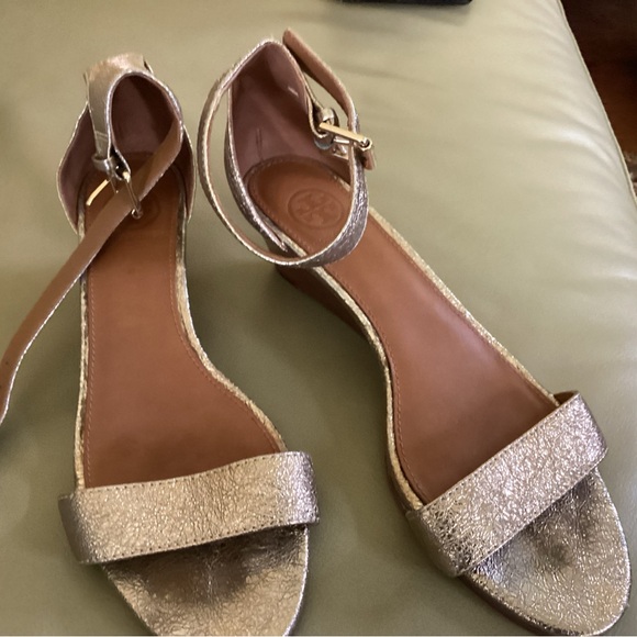 Tory burch gold wedge sandals - Picture 2 of 7